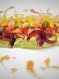 Tartare di salmone con crema di avocado e cipollotti caramellati al miele e soia