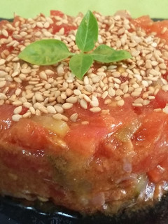 Una foto de Tartar de tomate y jamón serrano