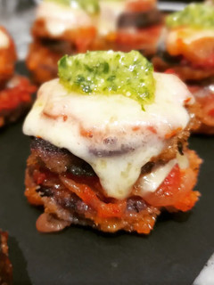 Una foto de Pincho de berenjena a la parmesana con pesto