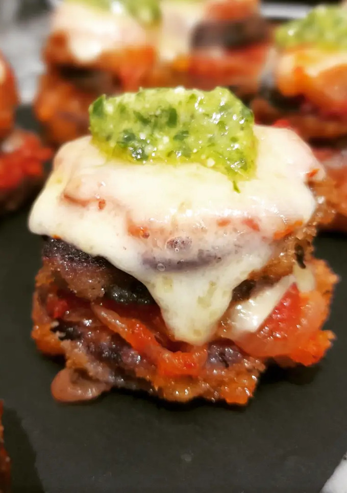 Una foto de Pincho de berenjena a la parmesana con pesto