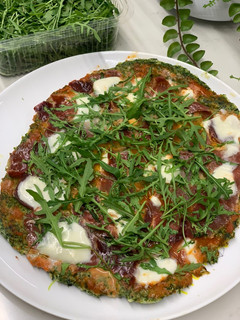 Una foto de Pizza con masa de espinacas
