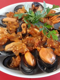 Una foto de Mejillones con pisto picante
