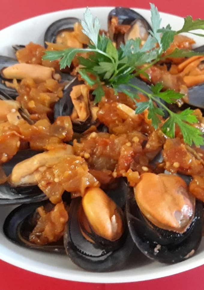 Una foto de Mejillones con pisto picante
