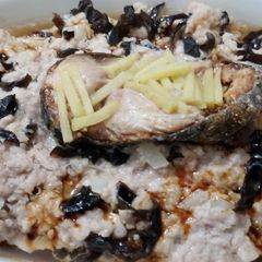 A picture of Chinese steamed pork patty with salted fish 咸魚蒸肉餅.