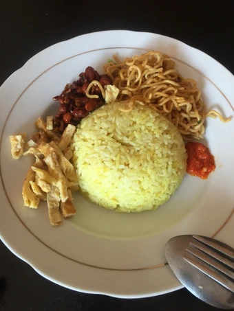Langkah Mudah untuk Membikin Resep  Nasi kuning magic com (super gampang) yang Bikin Ngiler, Enak