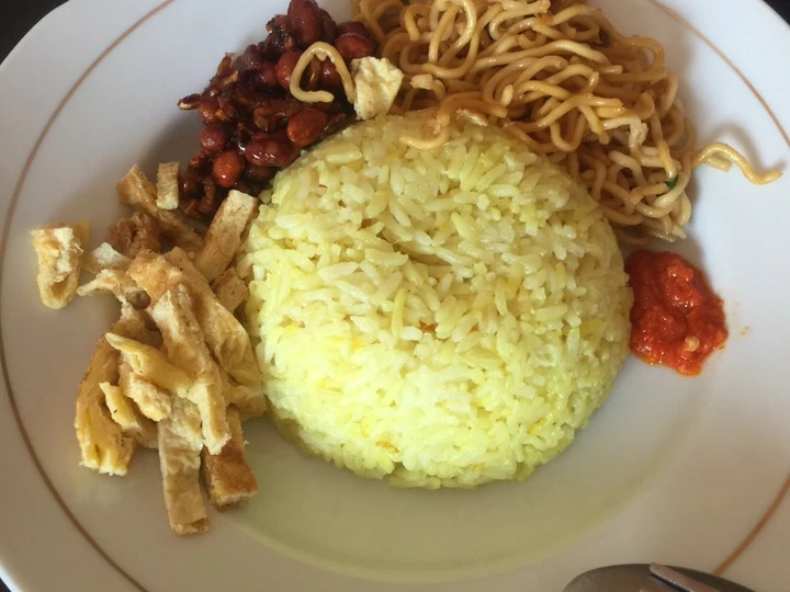 Langkah Mudah untuk Membikin Resep  Nasi kuning magic com (super gampang) yang Bikin Ngiler, Enak