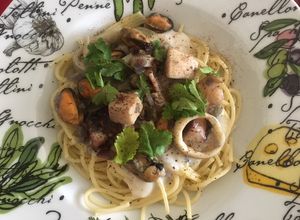 Una foto de Spaghetti con salsa marinera