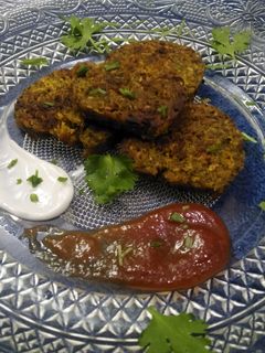 कोथिंबीर वडी (kothimbir wadi recipe in marathi) रेसिपी चे मुख्य फोटो