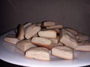Una foto de bizcochito de grasa con royal