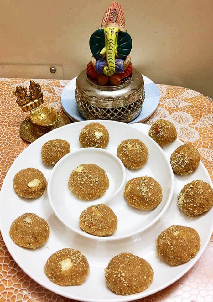 ચુરમાના લાડું (Churama Laddu Recipe In Gujarati) રેસીપી મુખ્ય ફોટો