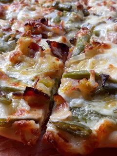 Una foto de Pizza de judías verdes salteadas con bacon