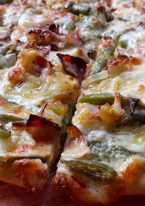 Una foto de Pizza de judías verdes salteadas con bacon