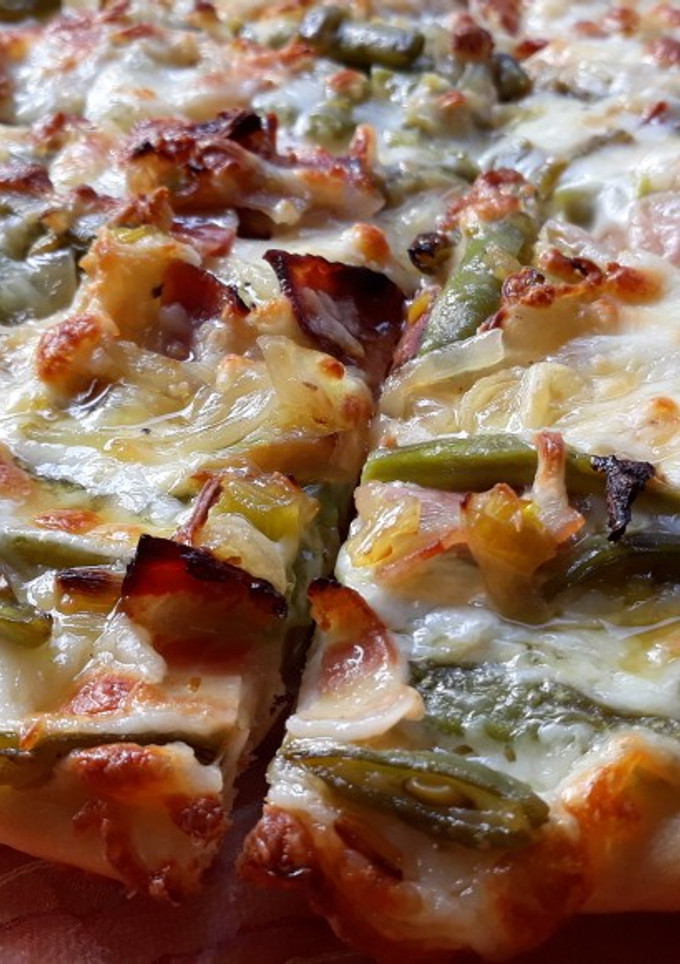 Una foto de Pizza de judías verdes salteadas con bacon