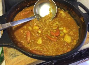 Una foto de Arroz meloso con sepia y gambas
