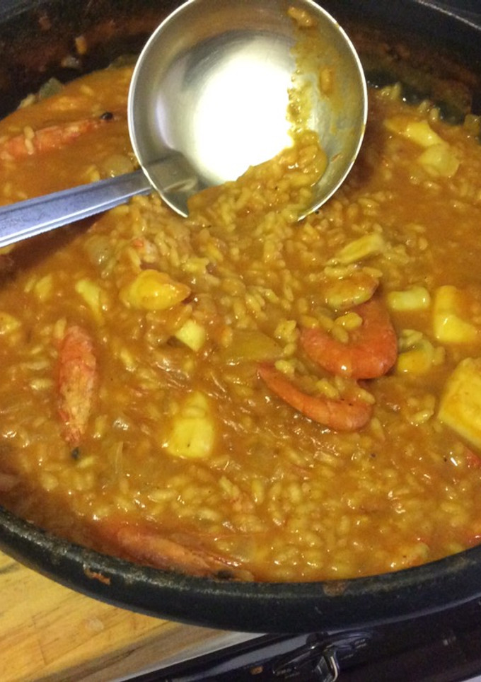 Una foto de Arroz meloso con sepia y gambas