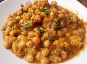 Una foto de Curry de garbanzos y coliflor🤔🍲🥘