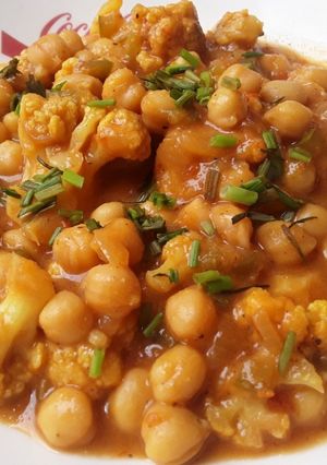 Una foto de Curry de garbanzos y coliflor🤔🍲🥘