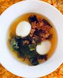 Canh rong biển, thịt bò, trứng cút