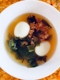 Hình của món Canh rong biển, thịt bò, trứng cút.