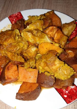 Une photo de Poulet au curry et patates douces au four