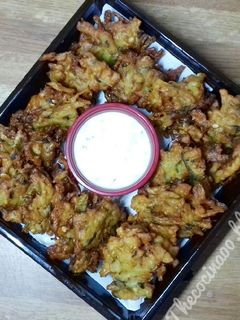 Una foto de Pakora de cebolla