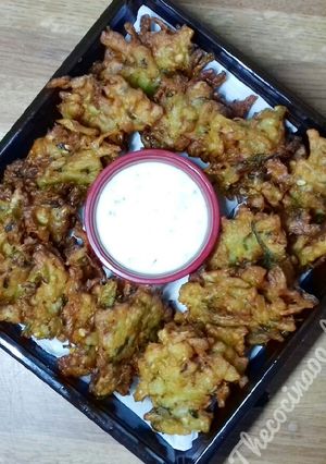 Una foto de Pakora de cebolla