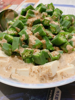 夏日開胃小菜-涼拌麻醬秋葵豆腐 的食譜成品照片