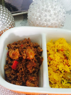 Una foto de Arroz con vegetales y carne molida de res