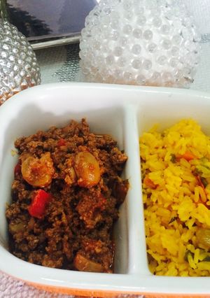 Una foto de Arroz con vegetales y carne molida de res