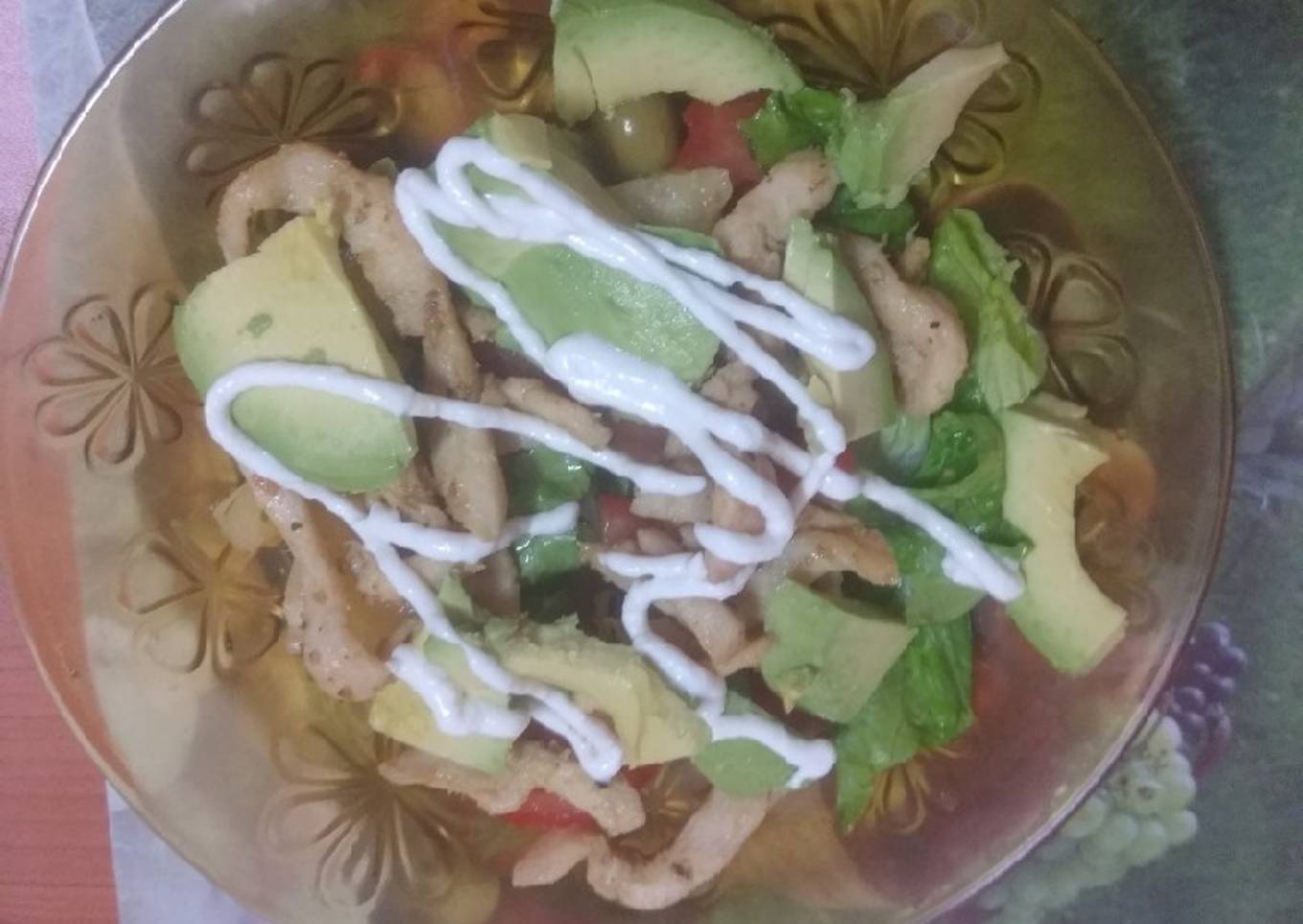 Ensalada de pollo adobado con piña, aguacate y alioli