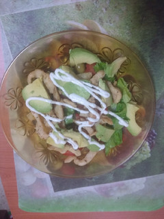 Una foto de Ensalada de pollo adobado con piña, aguacate y alioli