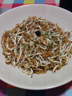 Una foto de Quinoa con gulas al ajillo