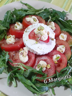 Foto di Primo sale con pomodori, rucola, maionese light e pistacchi
