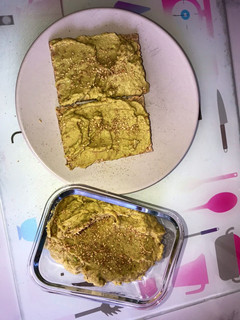 Una foto de Paté de aguacate y atún