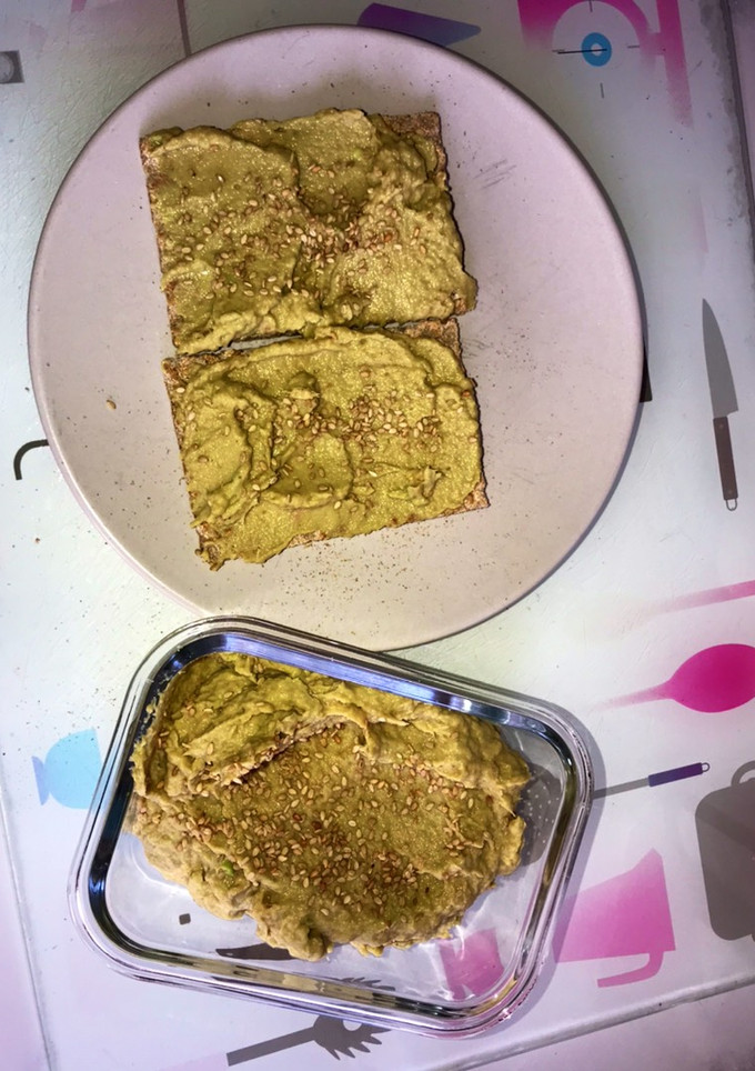 Una foto de Paté de aguacate y atún