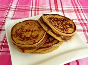 Una foto de panqueques de plátano y avena