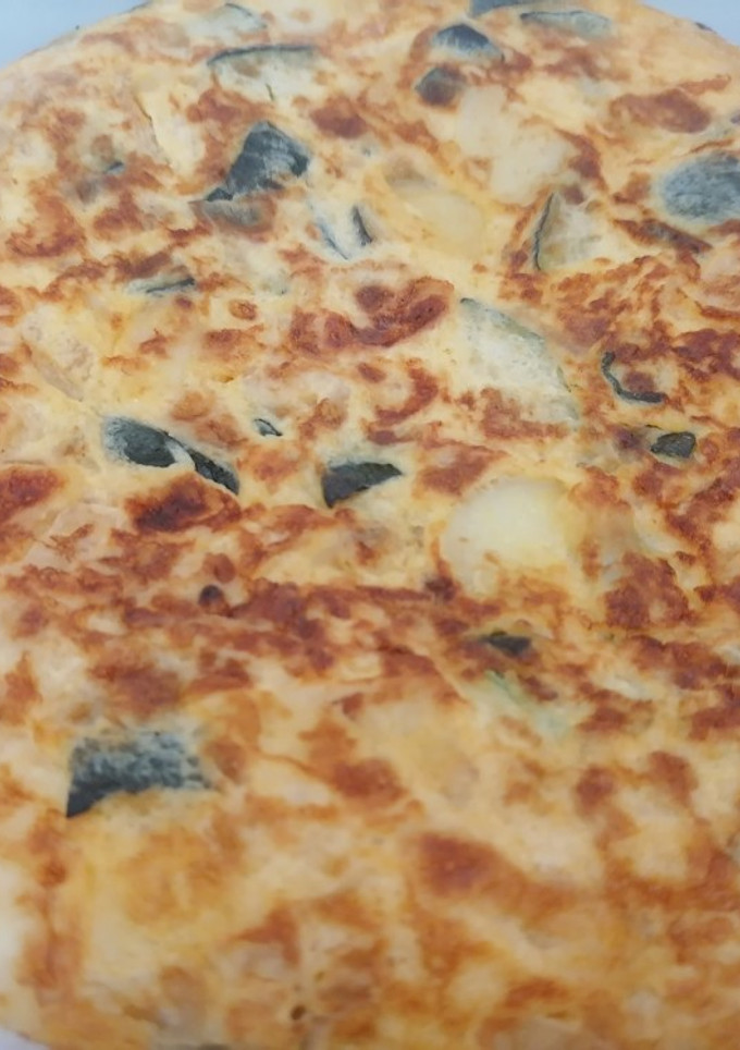Una foto de Tortilla de calabacín, queso fresco y patatas Airfryer
