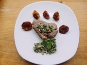 Una foto de filete de res en su jugo