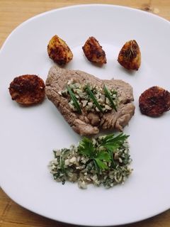 Una foto de Filete al perejil con papas rústicas