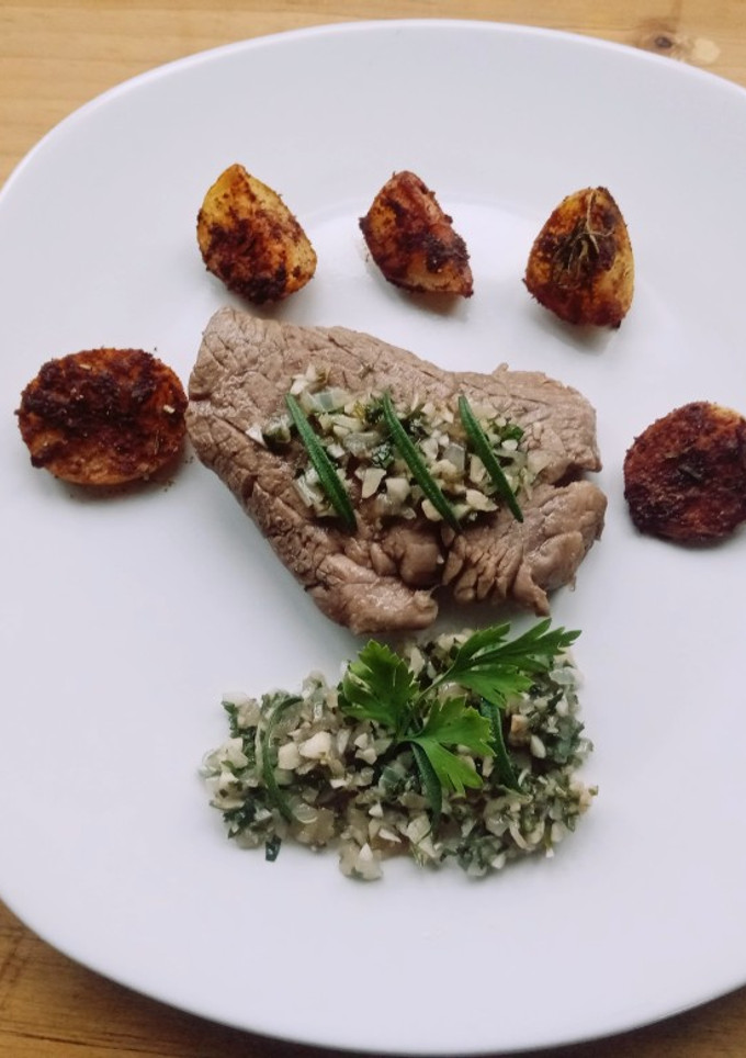 Una foto de Filete al perejil con papas rústicas