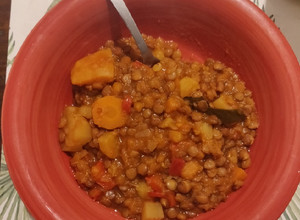 Una foto de Guiso de lentejas vegetariano