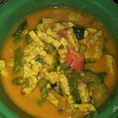 A picture of Sayur tempe, pare, buncis, cabe ijo.