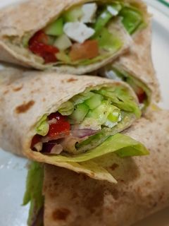 Una foto de Wrap de ensalada con queso fresco