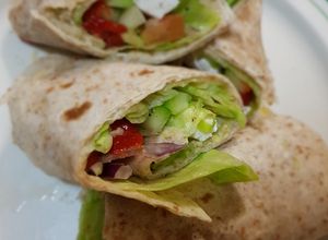 Una foto de Wrap de ensalada con queso fresco