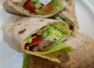 Una foto de Wrap de ensalada con queso fresco