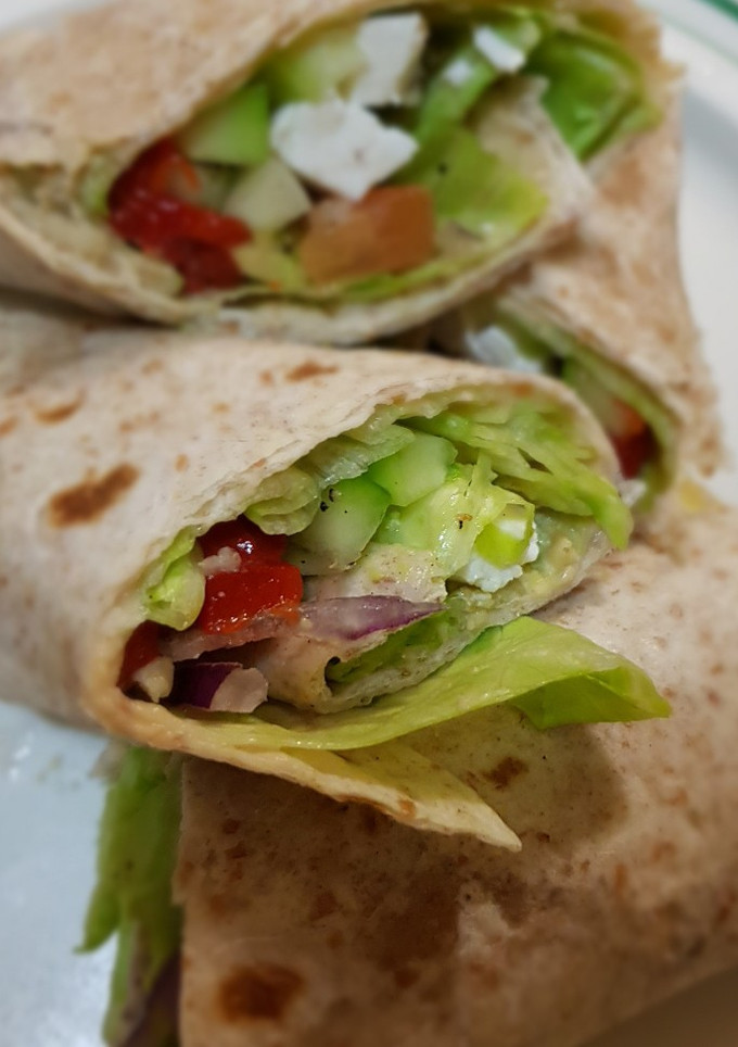 Una foto de Wrap de ensalada con queso fresco