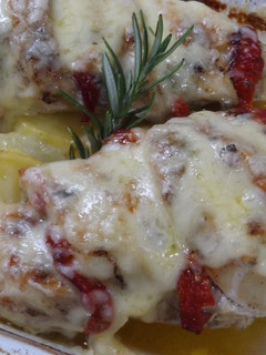 Una foto de Pechugas de pollo rellenas de queso Gorgonzola y pimiento asado