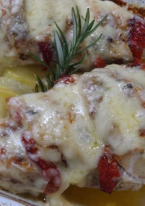 Foto principal de Pechugas de pollo rellenas de queso Gorgonzola y pimiento asado