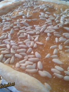 Una foto de Coca de Cabello de ángel y Piñones