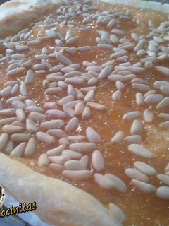 Una foto de Coca de Cabello de ángel y Piñones